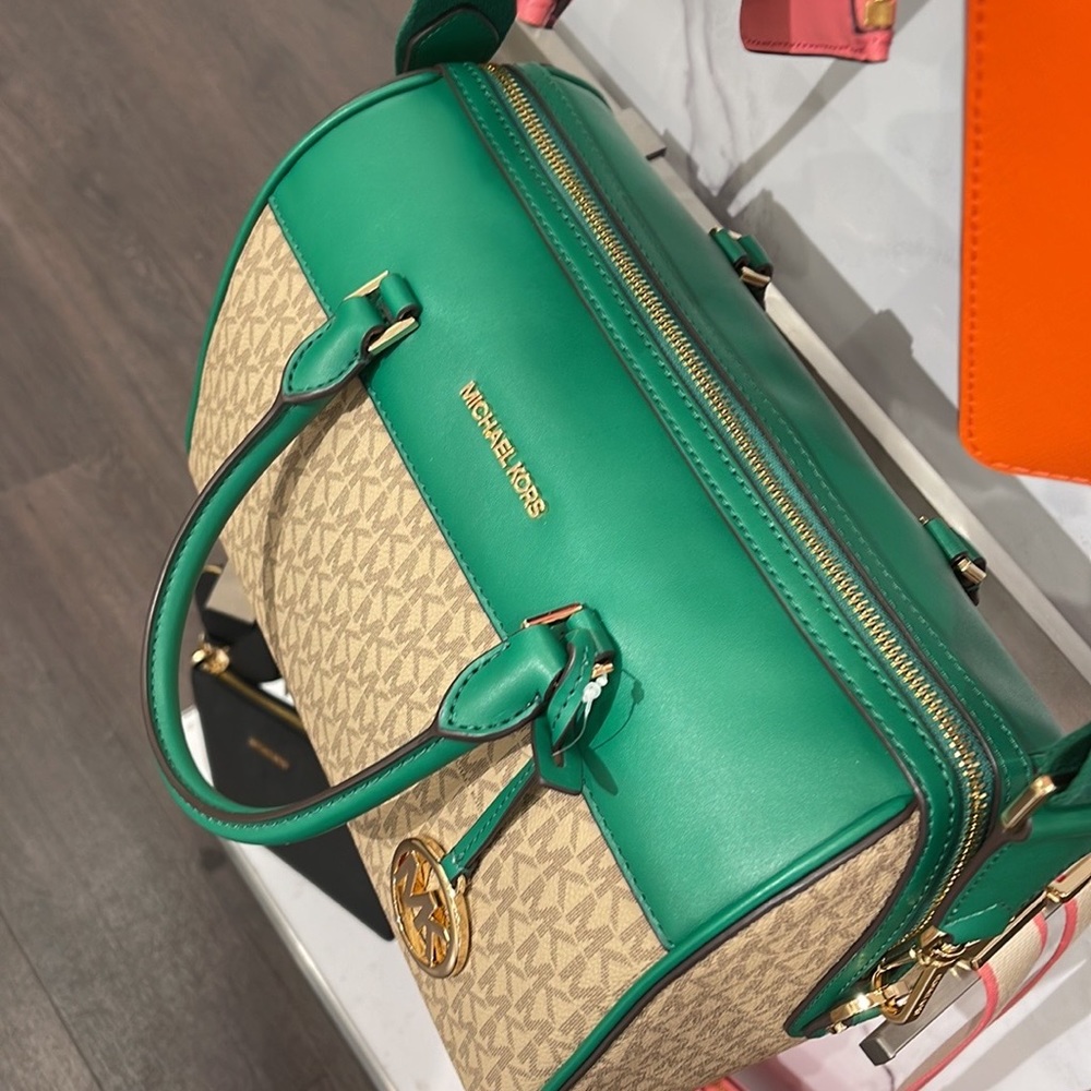 Michael Kors med Duffel Travel - Leather/Coated

PALMETTO GREEN 
MD DUFFLE

NWT - Picture 12 of 16